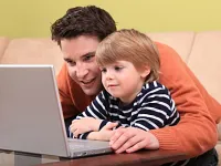 Der Pfarrer freut sich an der Homepage mit mini.kirchenweb.ch