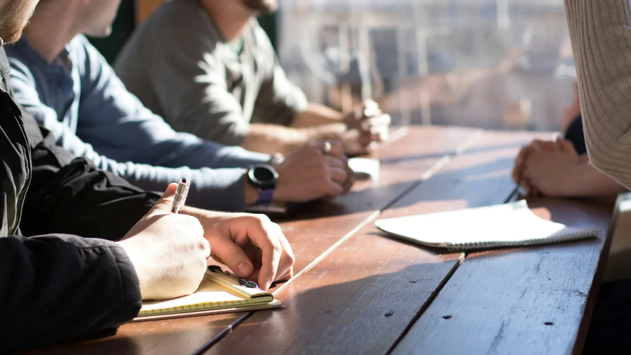 Besprechung (Foto: Dylan Gillis – Unsplash) Besprechung (Foto: Dylan Gillis – Unsplash)