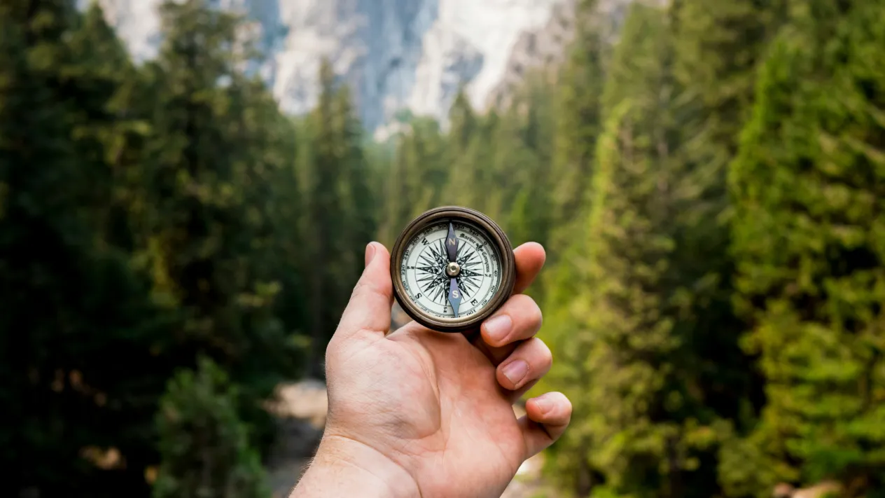 Kompass (Foto: Jamie Street – Unsplash) Kompass (Foto: Jamie Street – Unsplash)