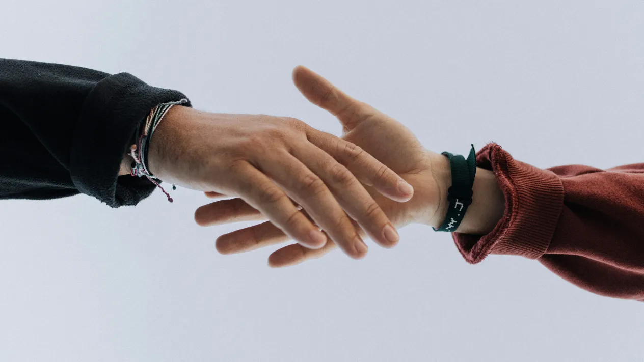 Hände schütteln, Hilfe bieten (Foto: Unsplash – Austin Kehmeier) Hände schütteln, Hilfe bieten (Foto: Unsplash – Austin Kehmeier)